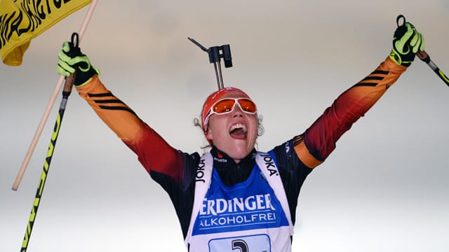 Biathletin Laura Dahlmeier führt das DSV-Quartett in der Staffel zu Gold.