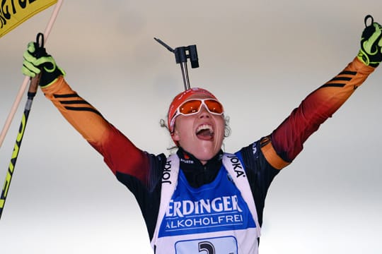 Biathletin Laura Dahlmeier führt das DSV-Quartett in der Staffel zu Gold.