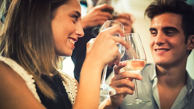 Anstoßen beim Familienfest ist okay - aber nicht mit hartem Alkohol.