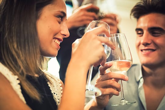 Anstoßen beim Familienfest ist okay - aber nicht mit hartem Alkohol.