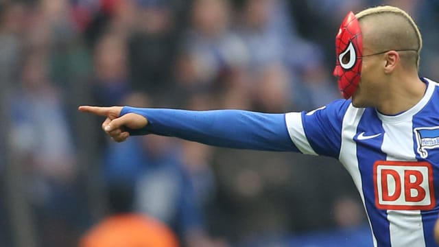 Hertha-Profi Änis Ben-Hatira bejubelt seinen Treffer gegen Schalke mit einer Spiderman-Maske. Hertha-Profi Änis Ben-Hatira bejubelt seinen Treffer gegen Schalke mit einer Spiderman-Maske.