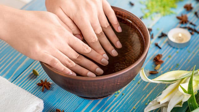 Vor der Maniküre sollten Sie die Nägel und Nagelhaut in einem Handbad einweichen.