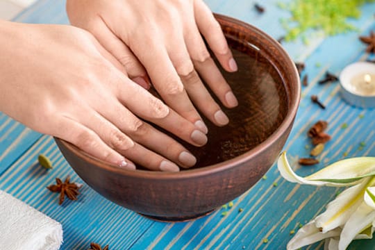 Vor der Maniküre sollten Sie die Nägel und Nagelhaut in einem Handbad einweichen.