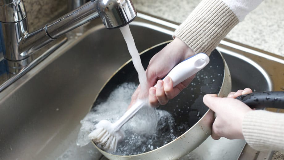 An den Böden von Pfannen und Töpfen kleben nach dem Kochen oft hartnäckige Ablagerungen, die sich nur mühsam entfernen lassen.