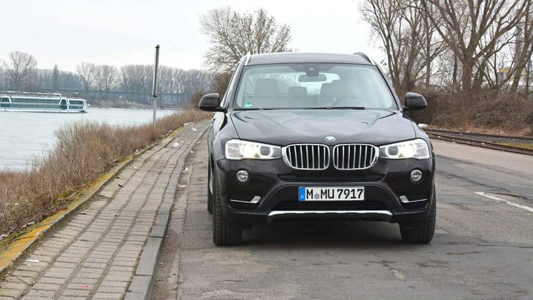 Vorne fällt der Unterfahrschutz auf - aber der BMW X3 ist eher etwas für befestigte Straßen.