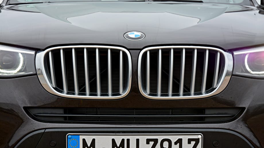 Beeindruckendes Antlitz: BMW-Doppelniere und LED-Tagfahrlicht.