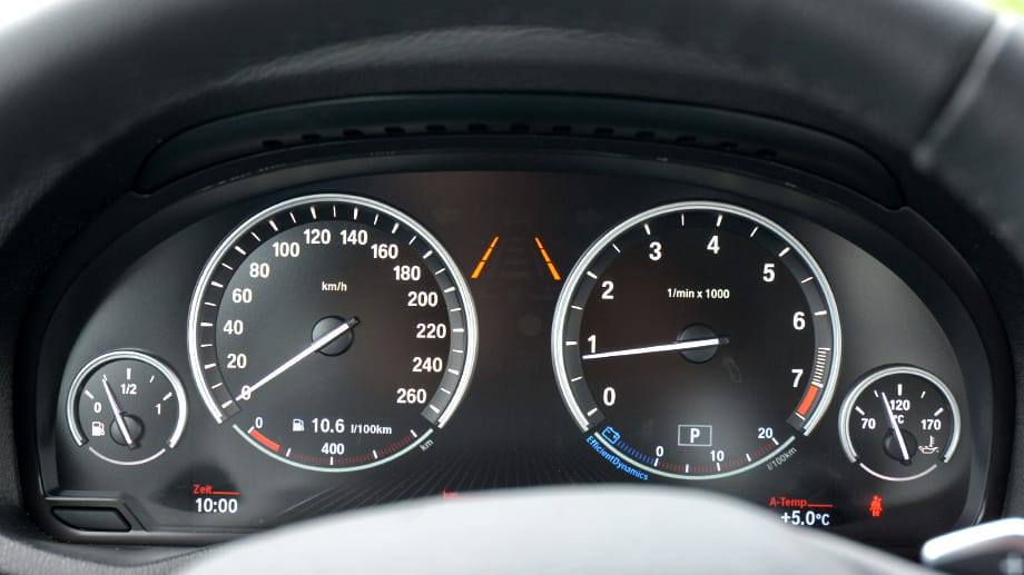 Blick auf die Instrumente, die BMW-typisch übersichtlich und klar gegliedert sind.