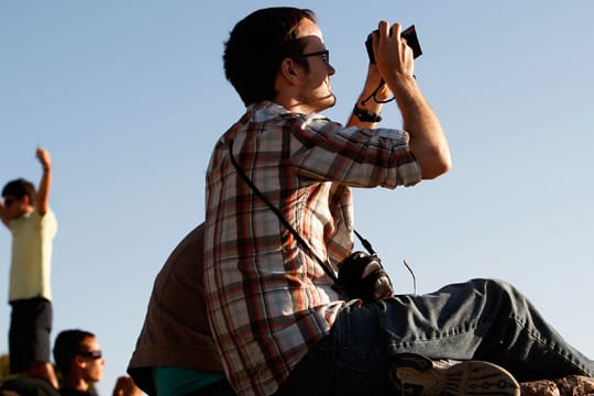 Schaulustige bereiten sich auf eine Sonnenfinsternis vor. Auch wenn Sie eine Kamera verwenden, sollten Sie zusätzlich eine Schutzbrille aufsetzen.