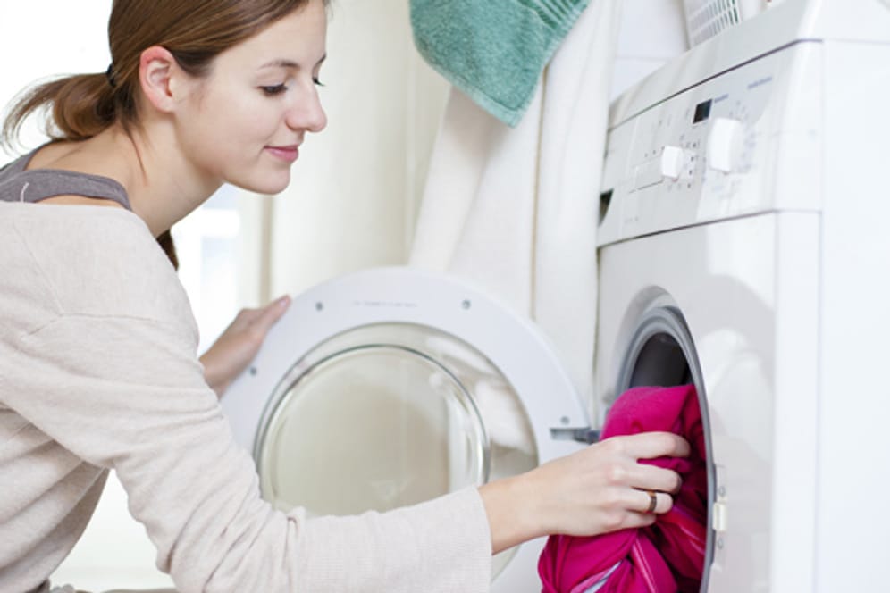 Lassen Sie die Tür nach der Wäsche einen Spalt geöffnet, damit die Waschmaschine trocknen kann.