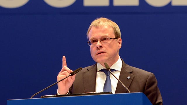 Schalkes Finanzvorstand Peter Peters verkündet die Zahlen aus dem Geschäftsjahr 2014. Schalkes Finanzvorstand Peter Peters verkündet die Zahlen aus dem Geschäftsjahr 2014.