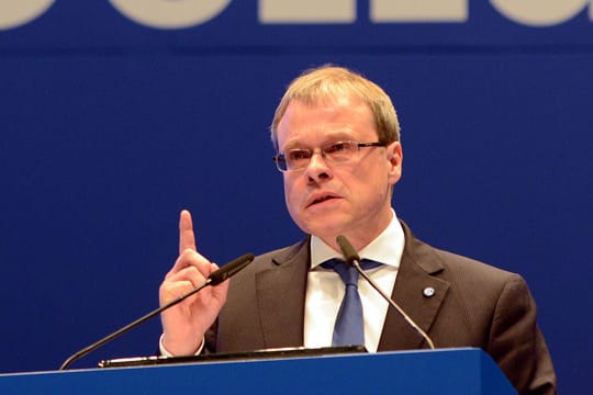 Schalkes Finanzvorstand Peter Peters verkündet die Zahlen aus dem Geschäftsjahr 2014.