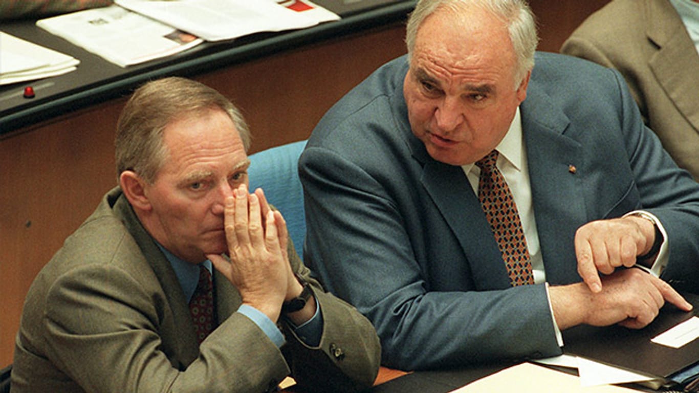 Der Kanzler und sein damaliger Kronprinz: Helmut Kohl (rechts) und Wolfgang Schäuble im Bundestag.