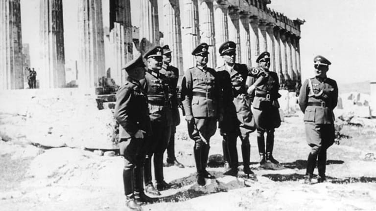 Generalfeldmarschall Walther von Brauchitsch (4.v.l.) besichtigt nach der Eroberung Griechenlands durch die Wehrmacht 1941 die Akropolis in Athen.