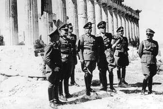 Generalfeldmarschall Walther von Brauchitsch (4.v.l.) besichtigt nach der Eroberung Griechenlands durch die Wehrmacht 1941 die Akropolis in Athen.