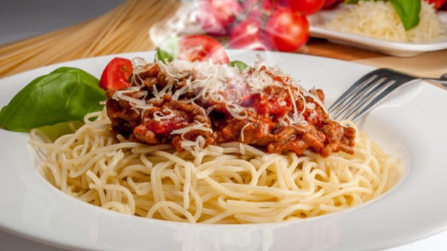 Bolognese-Soße schmeckt am besten, wenn sie lange köchelt: So verbinde Sie den Geschmack von Gemüse und Fleisch miteinander.