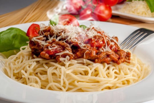 Bolognese-Soße schmeckt am besten, wenn sie lange köchelt: So verbinde Sie den Geschmack von Gemüse und Fleisch miteinander.