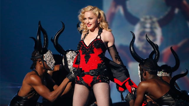 Madonna performt bei der Grammy-Verleihung "Living for Love".