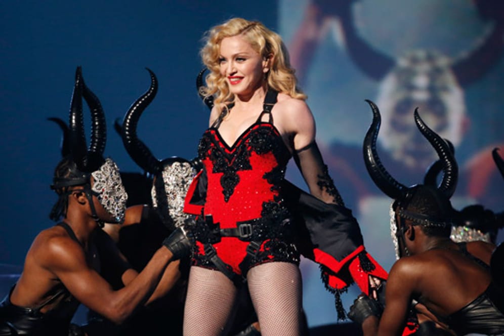 Madonna performt bei der Grammy-Verleihung "Living for Love".