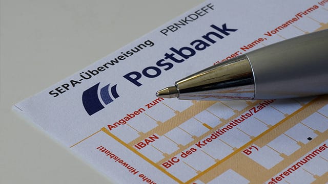 Die konservative Überweisung per Papier soll demnächst auch bei der Postbank etwas kosten.