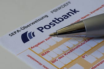 Die konservative Überweisung per Papier soll demnächst auch bei der Postbank etwas kosten.