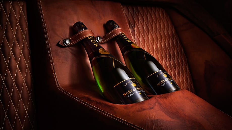 Zu dem Traumauto zählt auch der Innenraum aus feinem italienischen Leder und zwei integrierter Flaschen Champagner von Moët & Chandon.