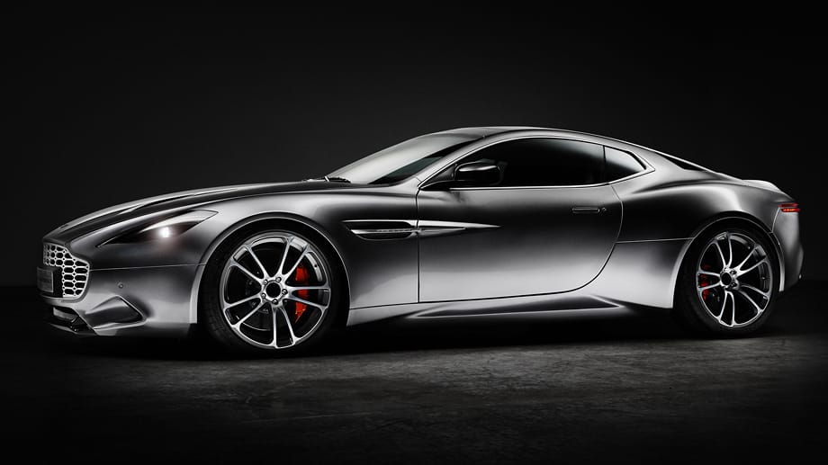 Im Prinzip sieht der Thunderbolt noch immer aus wie der Aston Martin, nur noch schärfer und etwas hagerer. Das Fahrwerk liegt 15 Millimeter tiefer, die Radhäuser sind mit 21-Zoll-Leichtmetallfelgen gefüllt.