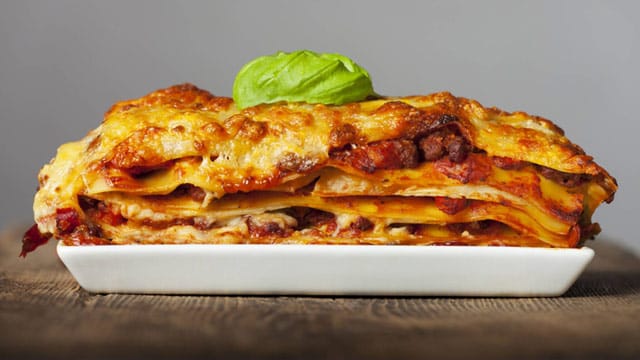 Die klassische Bolognese-Lasagne lässt sich auch gut mit anderen Zutaten variieren.