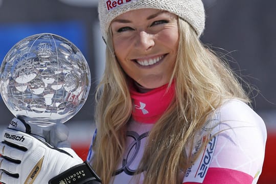 Lindsey Vonn jubelt über den Sieg im Abfahrtsweltcup.