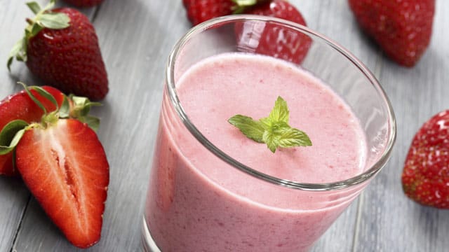 Erdbeer-Smoothies schmecken im Sommer fruchtig und erfrischend.