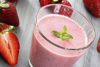 Erdbeer-Smoothies schmecken im Sommer fruchtig und erfrischend.