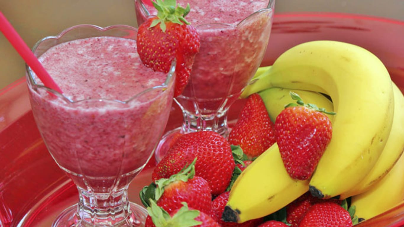 Der Erdbeer-Bananen-Smoothie ist gesund, lecker und lässt sich schön anrichten.