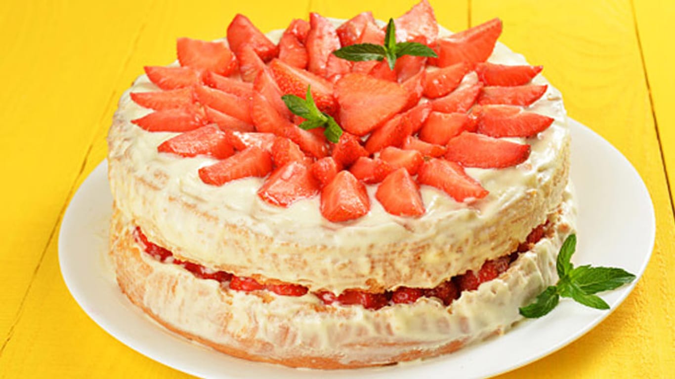 Es muss nicht immer die Torte vom Bäcker sein: Ein Erdbeersahnetorte können Sie auch selber backen.