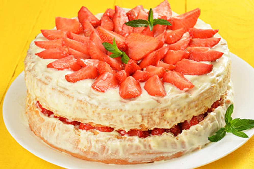 Es muss nicht immer die Torte vom Bäcker sein: Ein Erdbeersahnetorte können Sie auch selber backen.