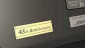 Im selben Ton sind auch die Identifikationsnummer im Motorraum sowie eine spezielle Tafel im Innenraum gehalten. Nur 45 Exemplare soll es von dem Sondermodell geben.
