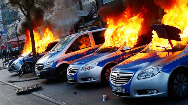 Anti-EZB-Protest: Demonstranten zündeten in Frankfurt am Main zahlreiche Streifenwagen an.