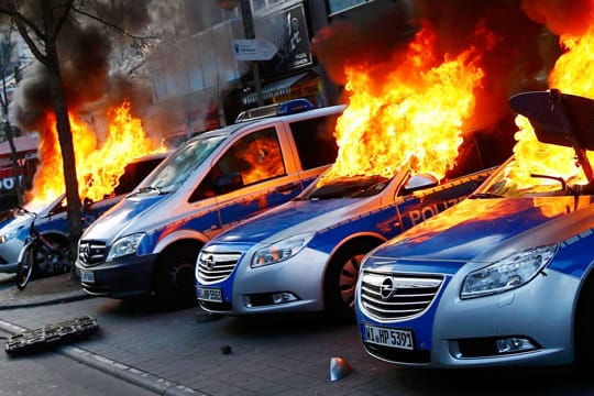 Anti-EZB-Protest: Demonstranten zündeten in Frankfurt am Main zahlreiche Streifenwagen an.