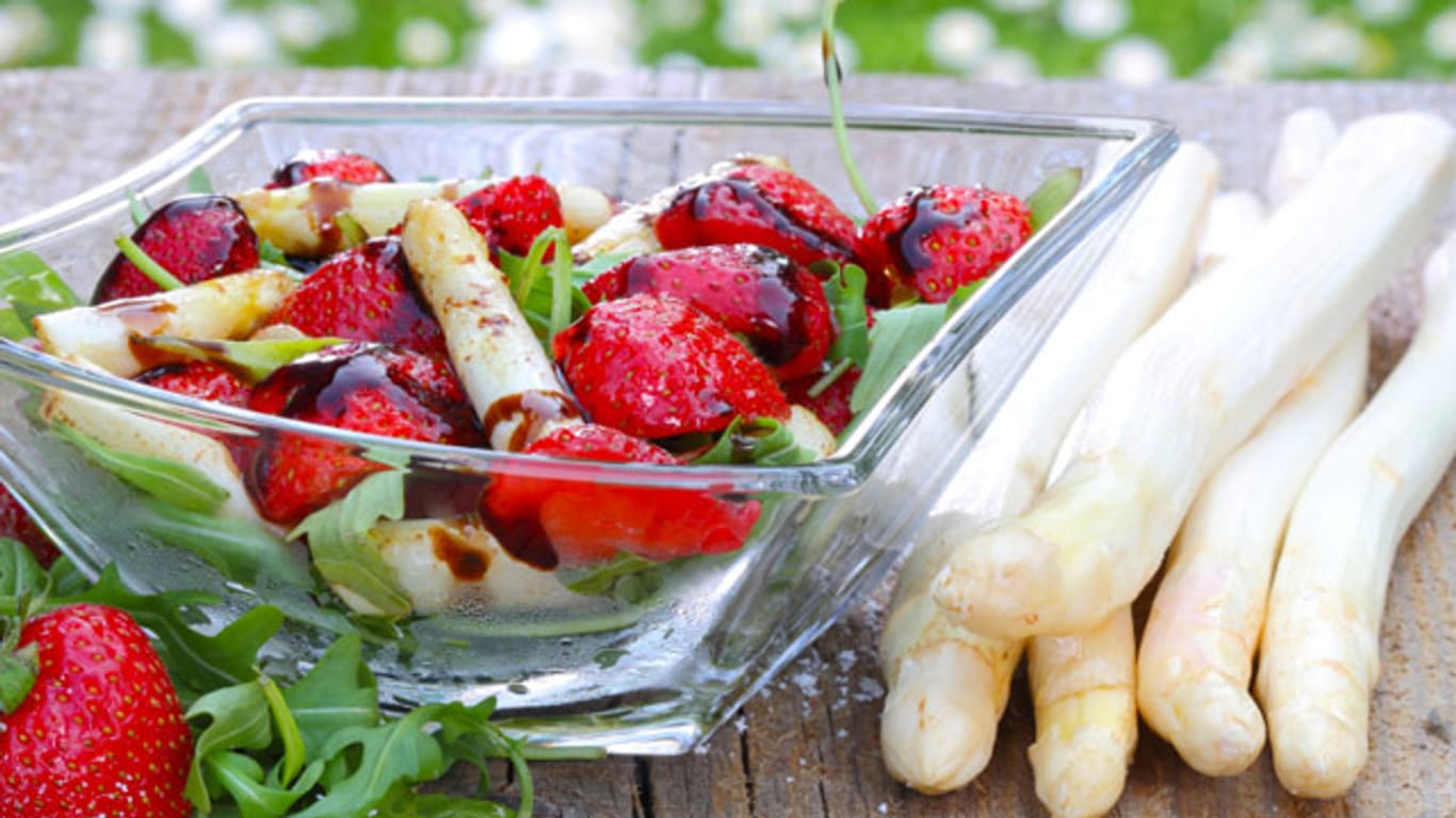 Erdbeer-Spargel-Salat ist eine fruchtig-herzhafte Abwechslung für den nahenden Sommer.