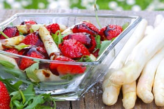 Erdbeer-Spargel-Salat ist eine fruchtig-herzhafte Abwechslung für den nahenden Sommer.