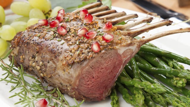 Im Backofen bei Niedrigtemperatur gegart wird das Fleisch besonders fein.