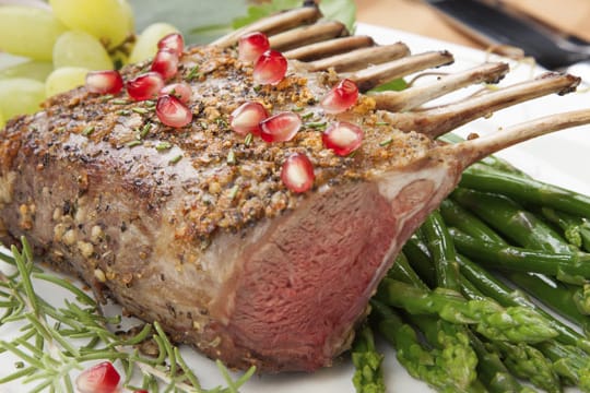 Im Backofen bei Niedrigtemperatur gegart wird das Fleisch besonders fein.