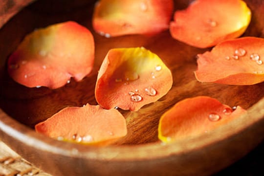 Um Rosenwasser selber zu machen, sollten Sie die Rosenblätter mit kochendem wasser mehrmals übergießen.