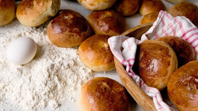 Süße Quarkbrötchen am besten warm servieren.