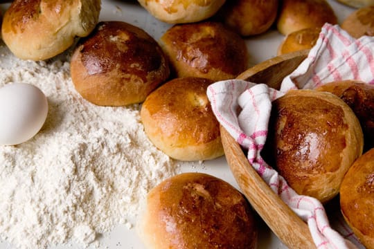 Süße Quarkbrötchen am besten warm servieren.