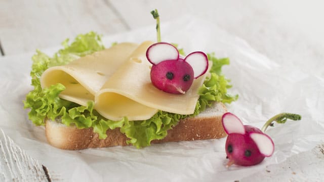 Die Radieschen-Deko macht sich nicht nur gut zum Verzieren, sondern schmeckt auch noch.