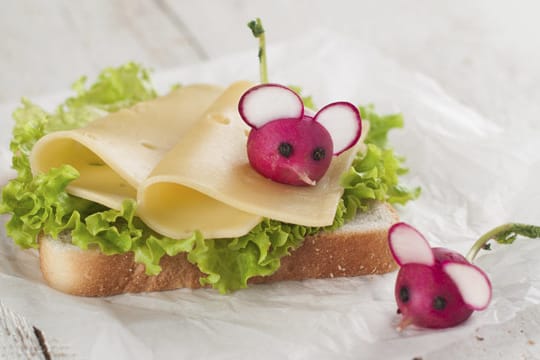 Die Radieschen-Deko macht sich nicht nur gut zum Verzieren, sondern schmeckt auch noch.