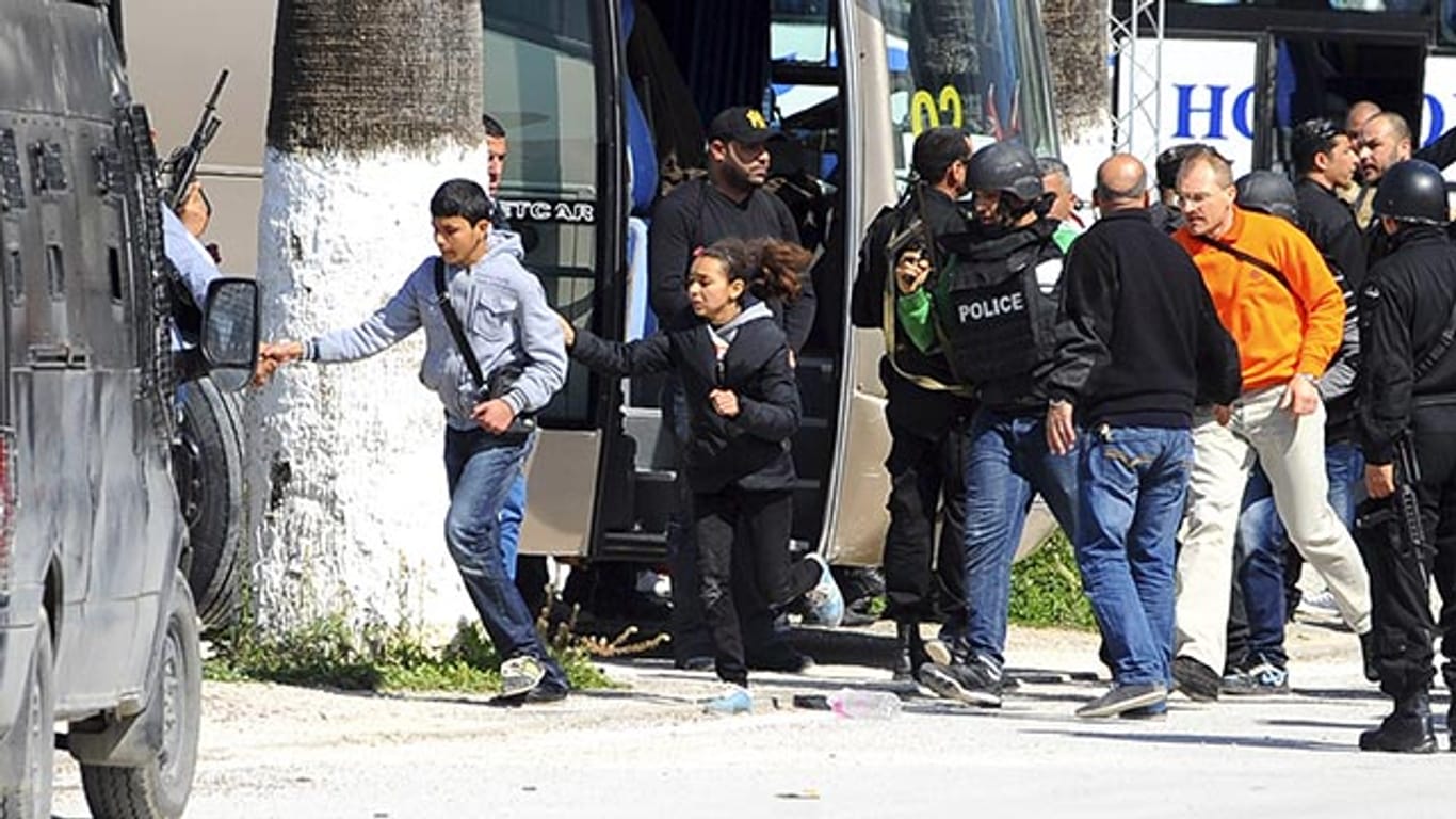 Touristen bei der Evakuierung des Bardo-Museums in Tunis.