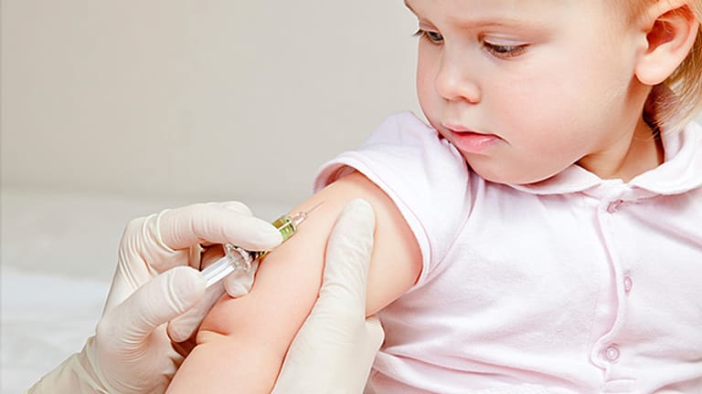 Impfen: Sollen Eltern zum Impfen ihrer Kinder verpflichtet werden? Darüber wird nicht nur in Deutschland debattiert.