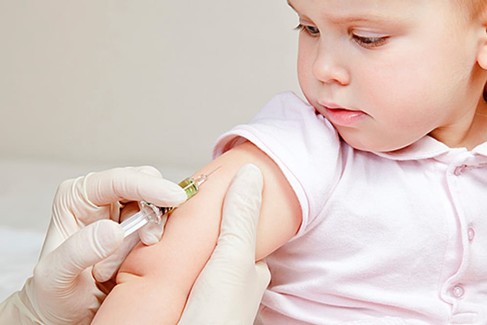 Impfen: Sollen Eltern zum Impfen ihrer Kinder verpflichtet werden? Darüber wird nicht nur in Deutschland debattiert.