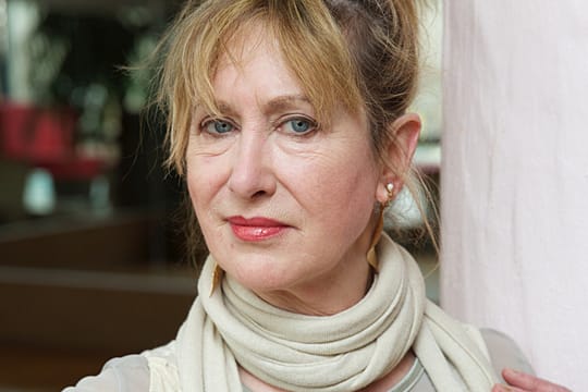 Beatrice Richter trauert um ihre verstorbene Mutter.