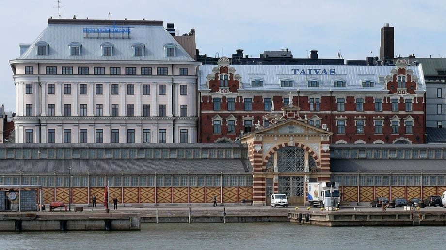 Die Markthalle in der finnischen Hauptstadt Helsinki stammt ursprünglich aus der Zarenzeit (1888).